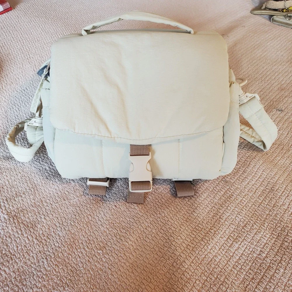 BAGSMART Puffy Small Camera Bag Cream Quilted Case with Rain Cover Tripod Holder